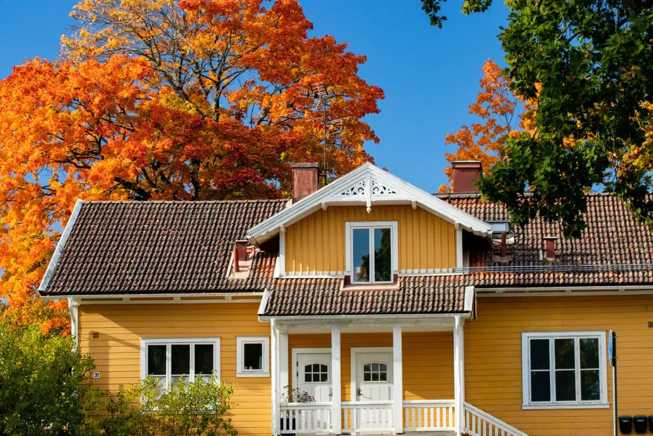 Norsk enebolig en høstdag, typisk frittliggende villabebyggelse